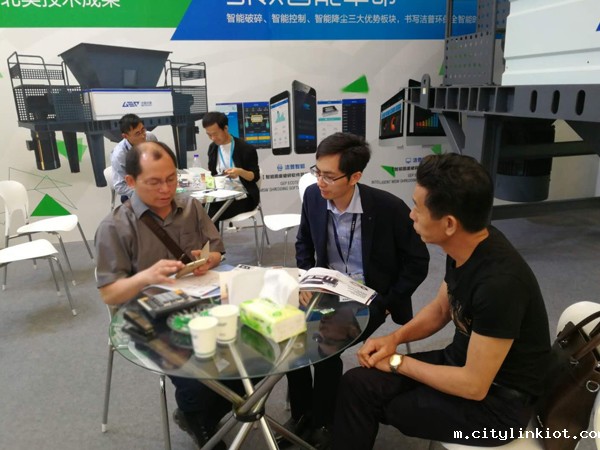 hth综合环保业务经理为客户讲解设备