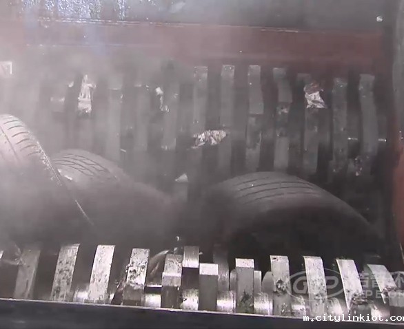 大型四轴撕碎机现场视频