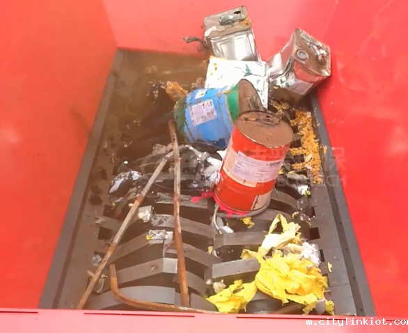 废油铁油桶破碎机现场视频