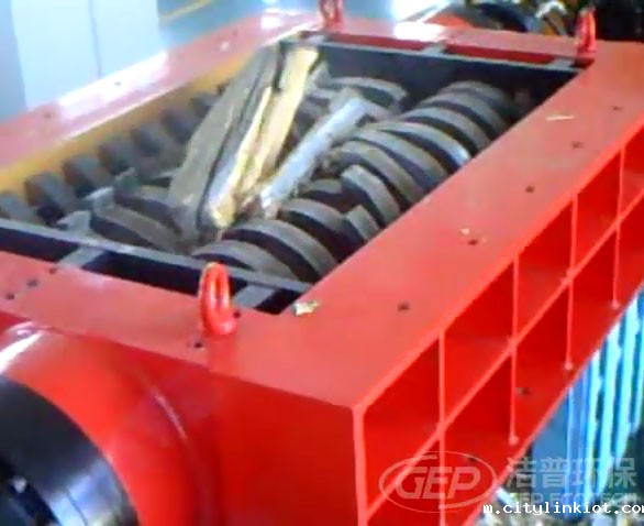 废旧木材撕碎机现场粉碎视频