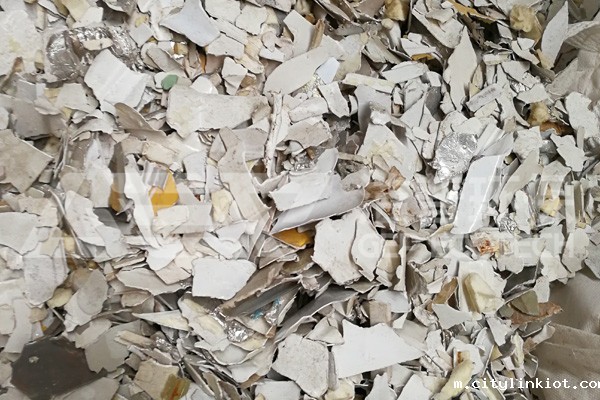 废旧冰箱破碎后