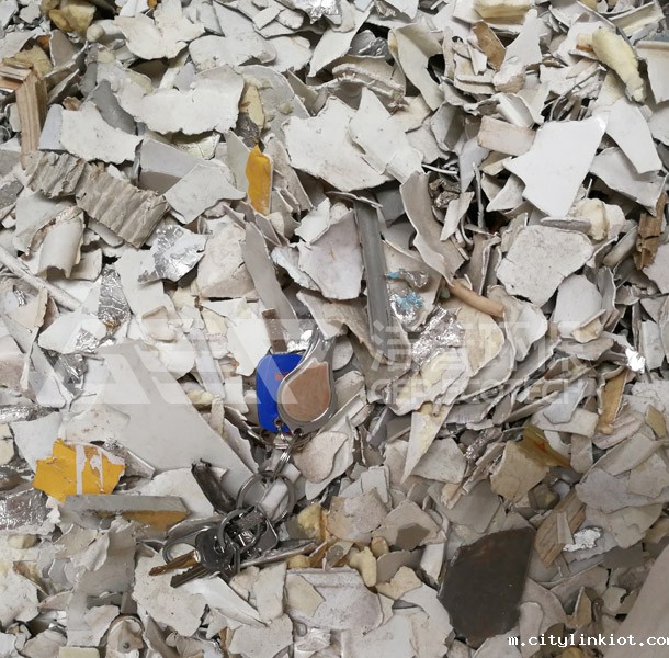 废旧冰箱破碎后